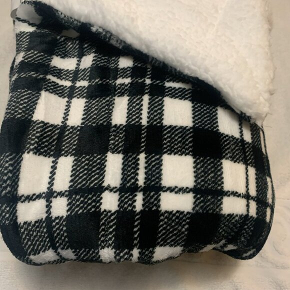 Tommy Bahama Plush Black White Plaid Flannel Sherpa Blanket 50 x 70 - Picture 3 of 7